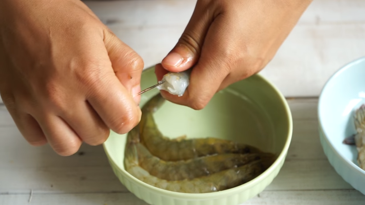 Sơ chế nguyên liệu làm mì Ý