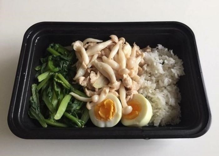 Rau cải luộc + nấm xào thịt lợn nạc (dầu oliu) + trứng luộc + cơm