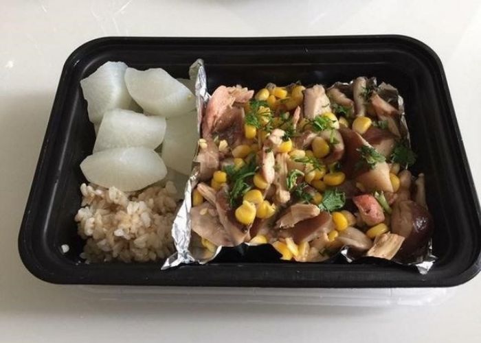 Cơm gạo lứt + củ cải luộc + gà xào ngô nấm (dầu oliu)