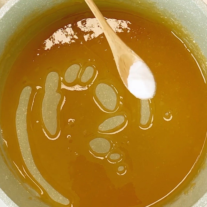Cho baking soda vào